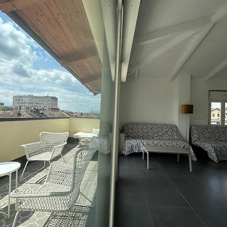 Attico Con Terrazzo Vista Citta Διαμέρισμα