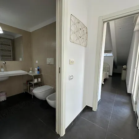 Attico Con Terrazzo Vista Citta 아파트